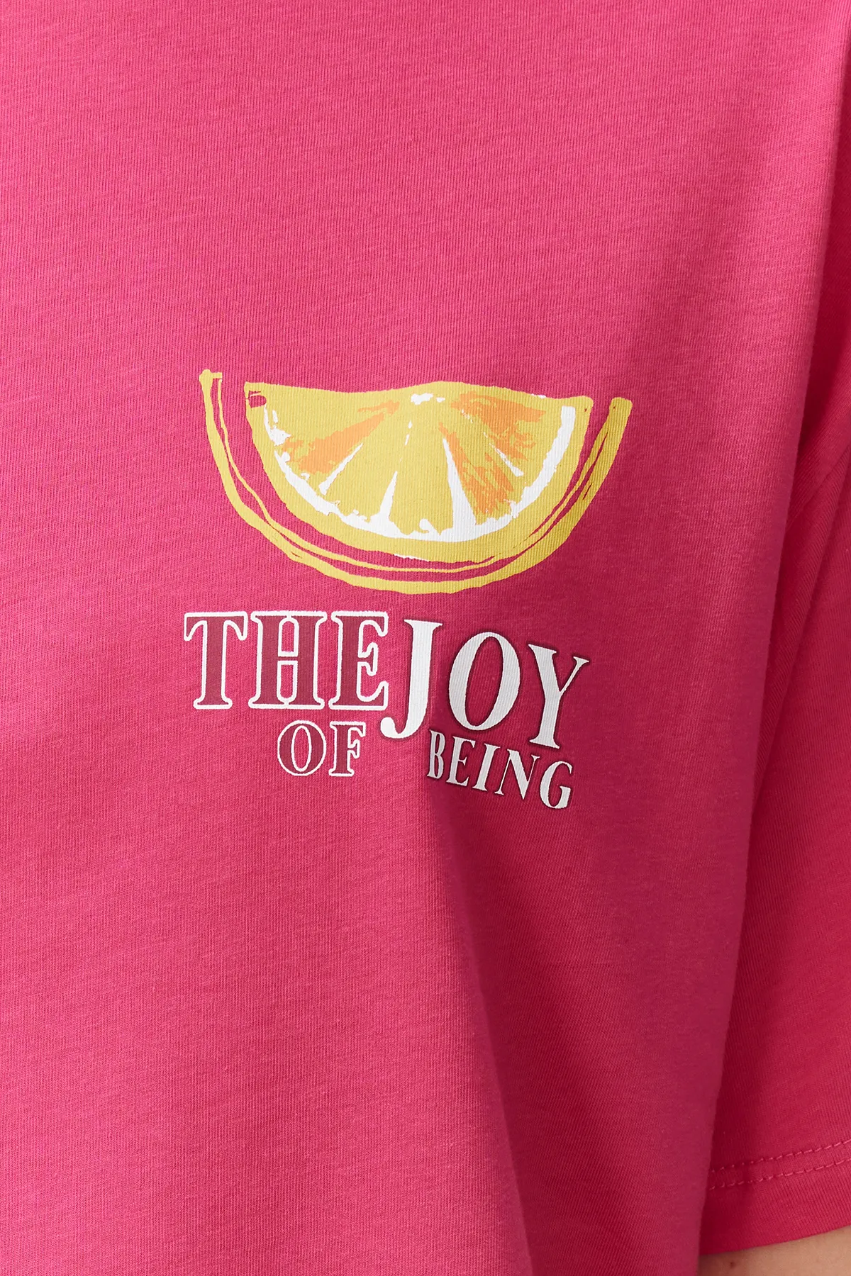 Trendyol Collection  Fuchsia-Pink, 100 % Baumwolle, bedrucktes Oversize-Strick-T-Shirt mit bequemer Passform auf der Rückseite und Vorderseite TWOSS24TS00233