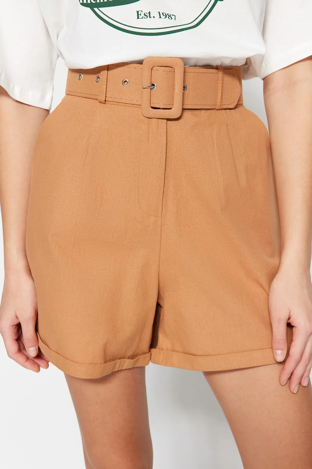 Trendyol Collection  Kamelfarbene Shorts aus gewebter Gabardine mit Gürtel TWOSS19IE0002