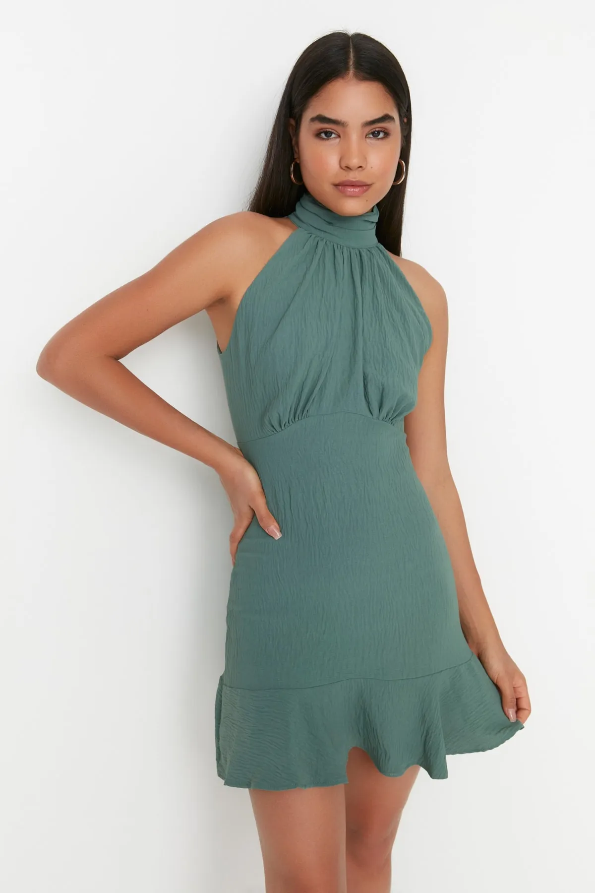 Trendyol Collection  Khakifarbenes, figurbetontes, gewebtes Mini-Neckholder-Kleid TWOSS21EL1538