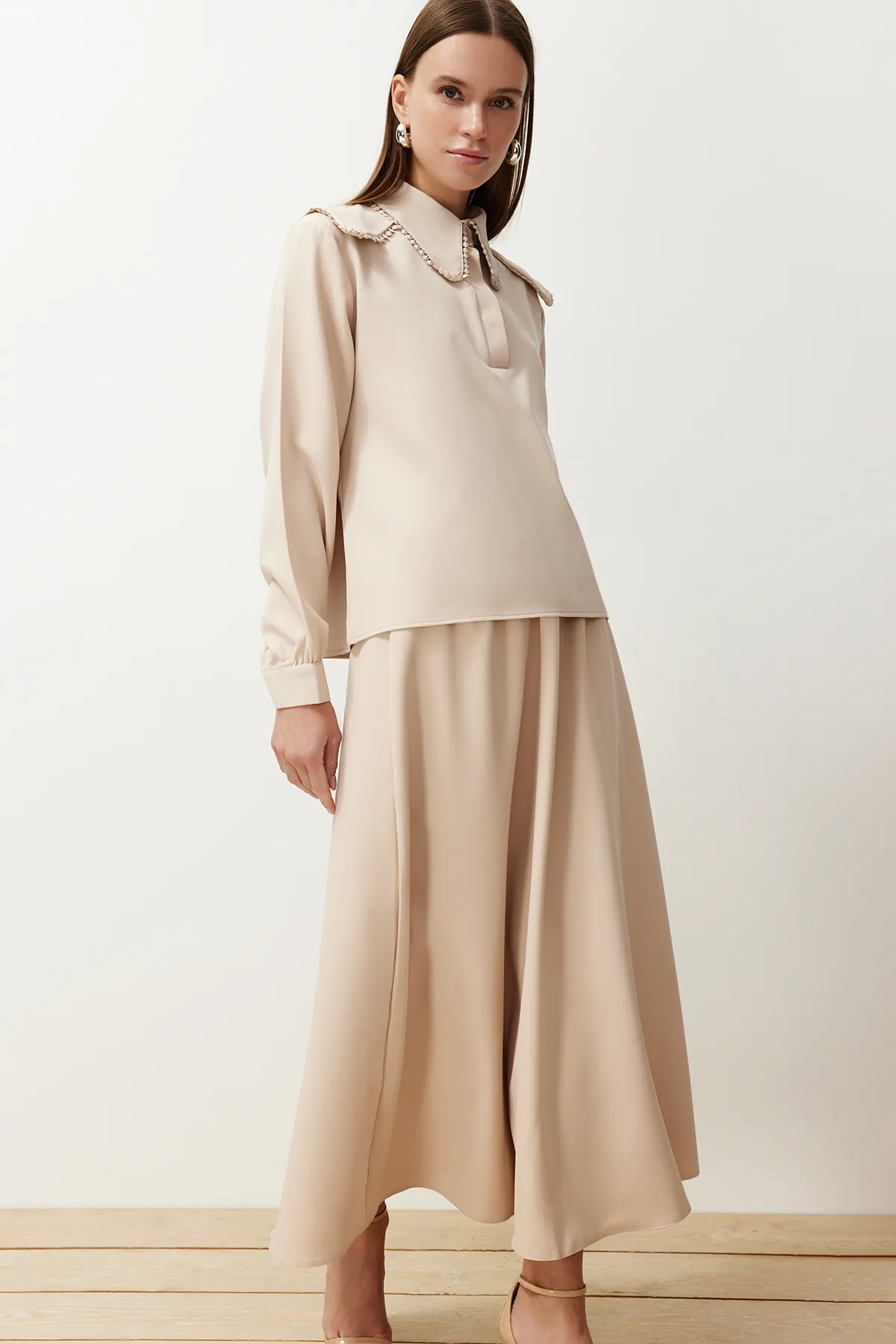 Trendyol Modest  Beiges Baby-Set aus Oberteil und Unterteil aus gewebtem Stoff mit Kragen, Rock und Tunika TCTSS24US00064