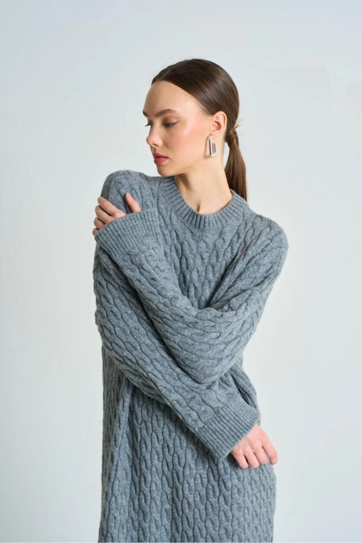 Laluvia  Gestricktes, dickes Strickkleid mit grauem Haar