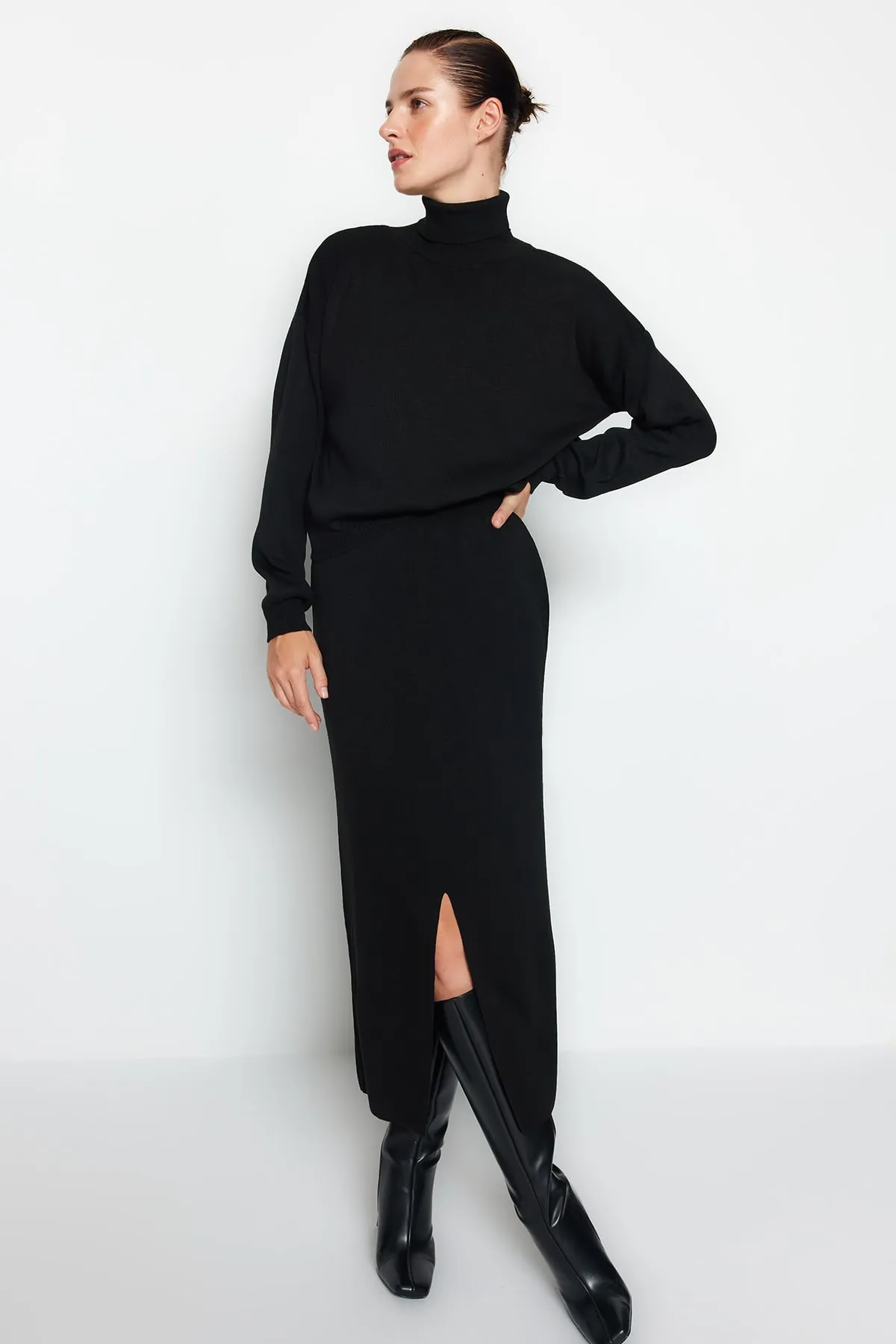 Trendyol Collection  Schwarzes Rollkragen-Strickoberteil und -Unterteil-Set TWOAW24AU00035