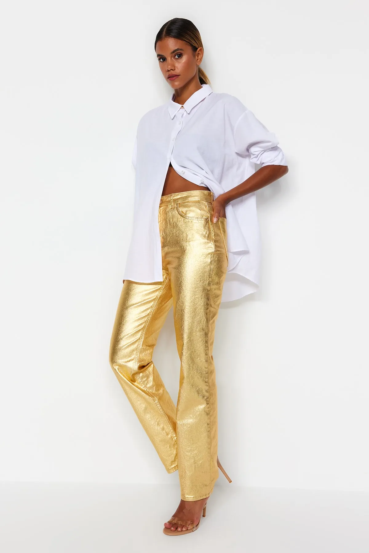 Trendyol Collection  Gerade Jeans mit hoher Taille und glänzendem Metallic-Print in Gold TWOSS23JE00243