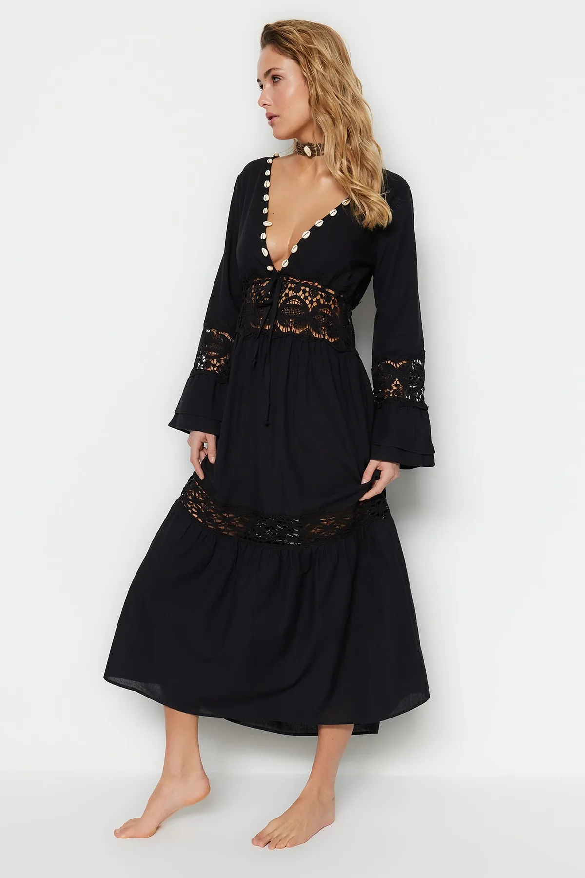 Trendyol Collection  Schwarzes Brode-Strandkleid mit Details TBESS21EL2785
