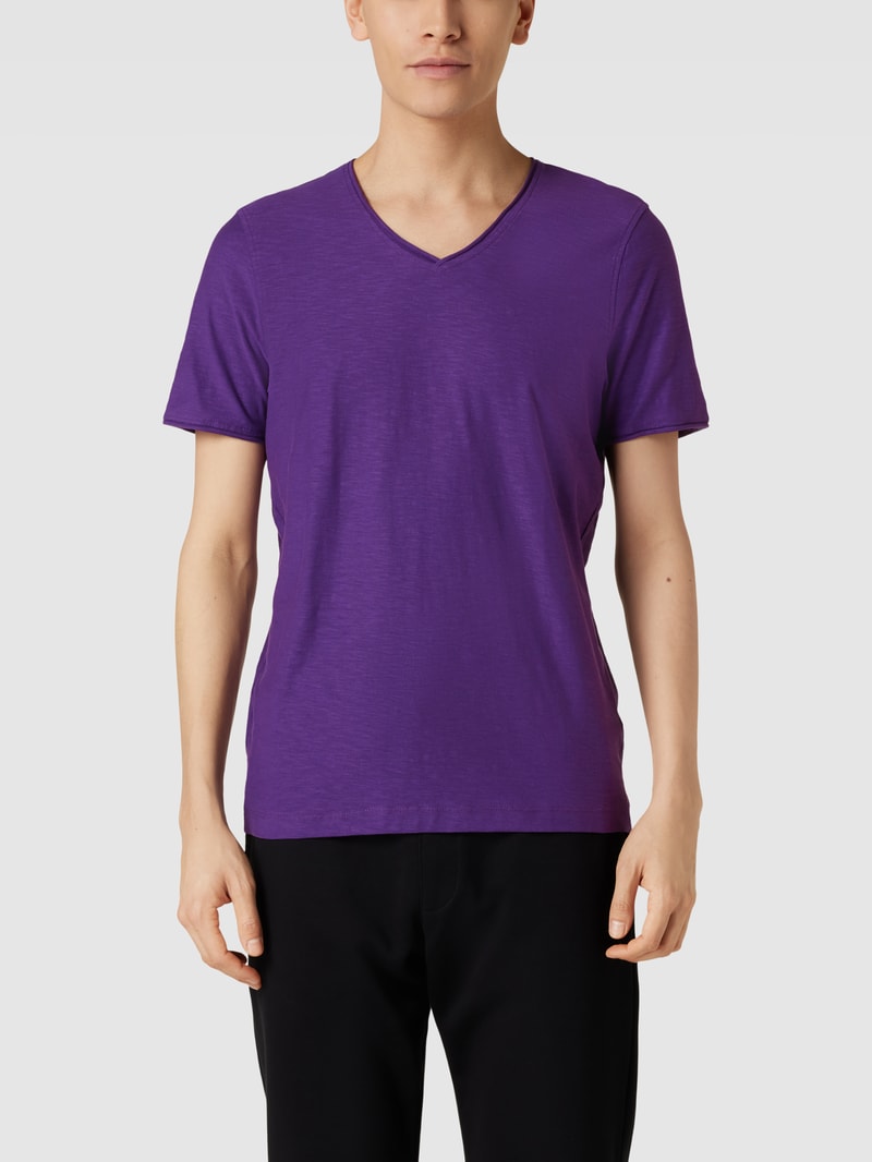 T-Shirt mit V-Ausschnitt in purple