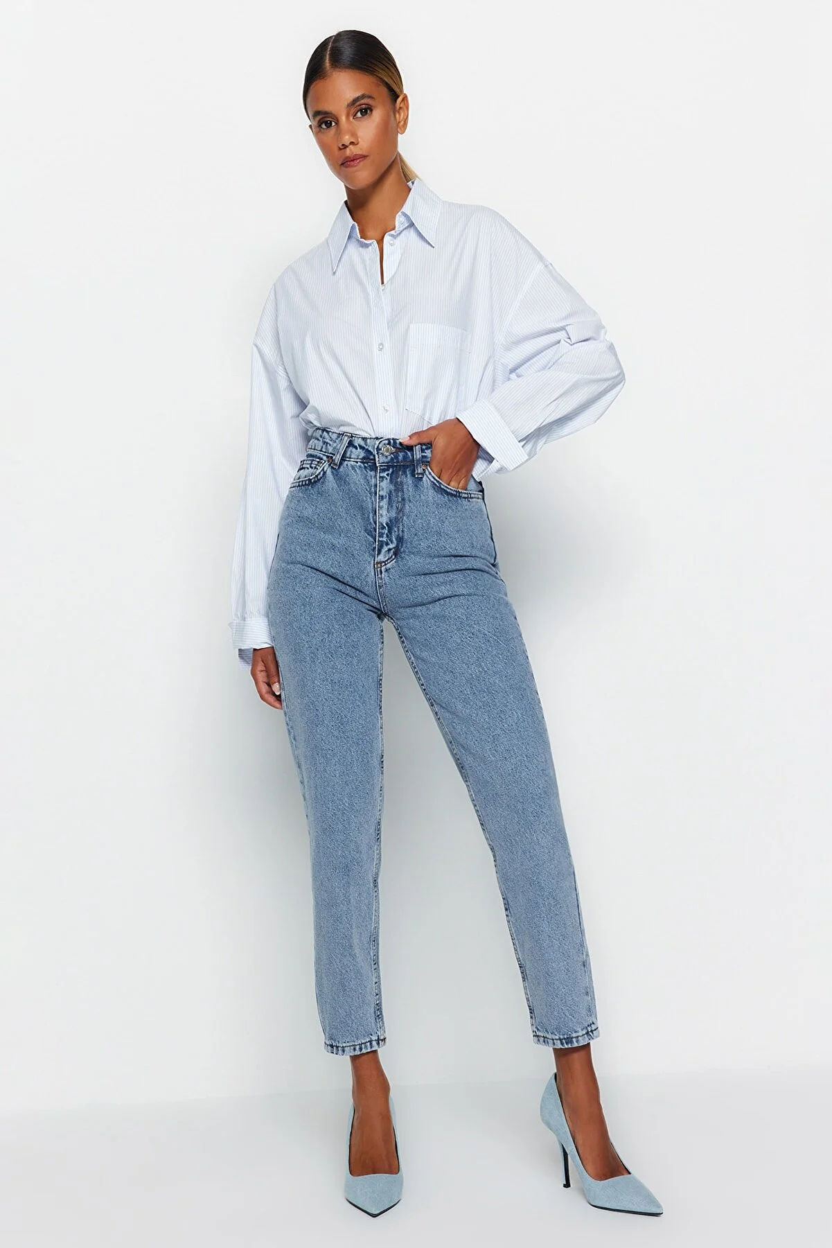 Trendyol Collection  Indigoblaue Mom-Jeans mit hoher Taille TWOSS23JE00067