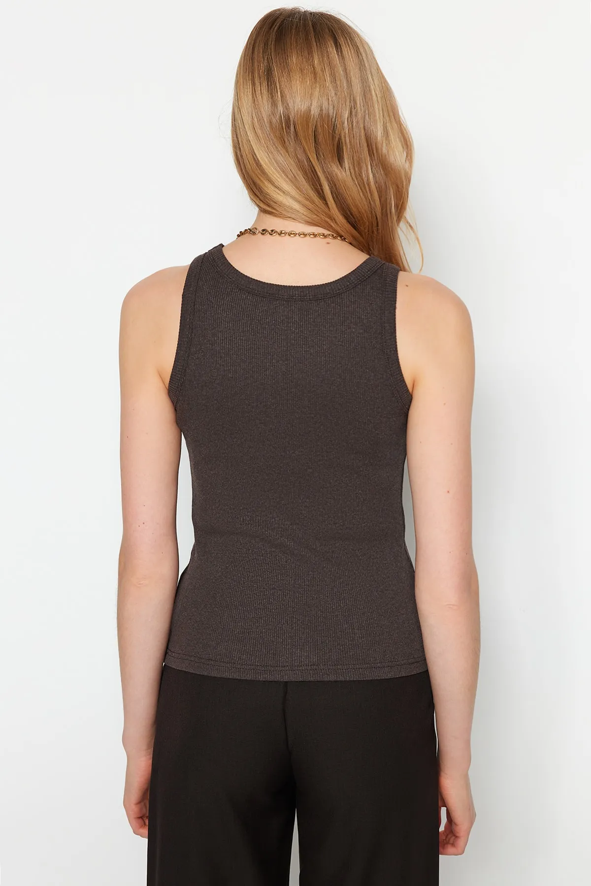 Trendyol Collection  Braun, tailliert/körperbetont, Rundhalsausschnitt, gerippt, flexibel, gestrickt, Athlete TWOSS23AL00034
