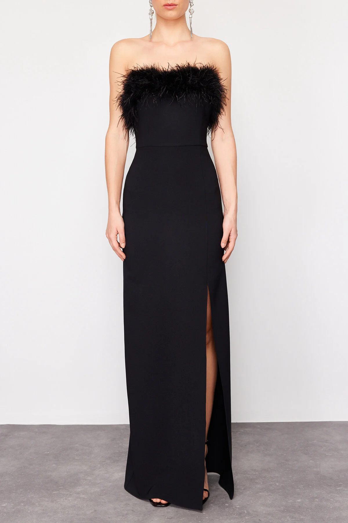 Trendyol Collection  Schwarzes, figurbetontes, gefüttertes, durchbrochenes, langes Abendkleid TPRSS22AE0095