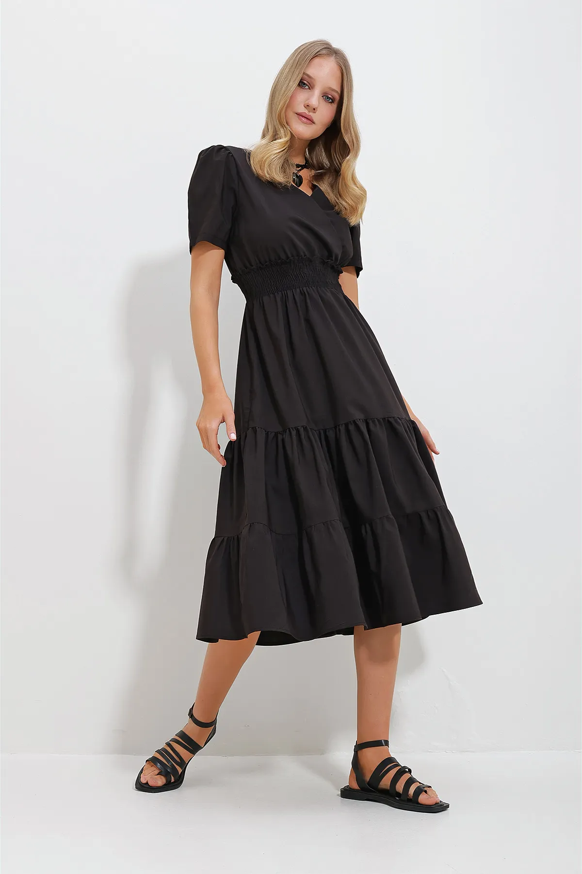 Trend Alaçatı Stili  Schwarzes zweireihiges Damenkleid aus gewebter Popeline mit Taillenführung und Volants ALC-X11610