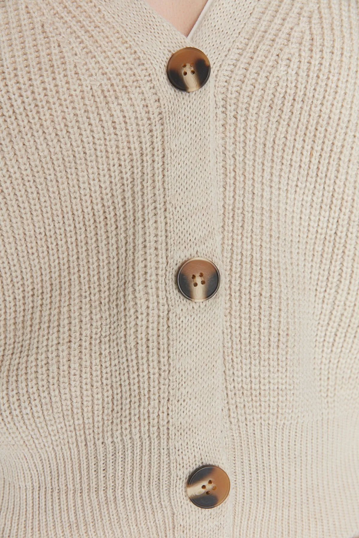 Trendyol Collection  Strickjacke mit Steinknopfdetail TWOAW21HI0104