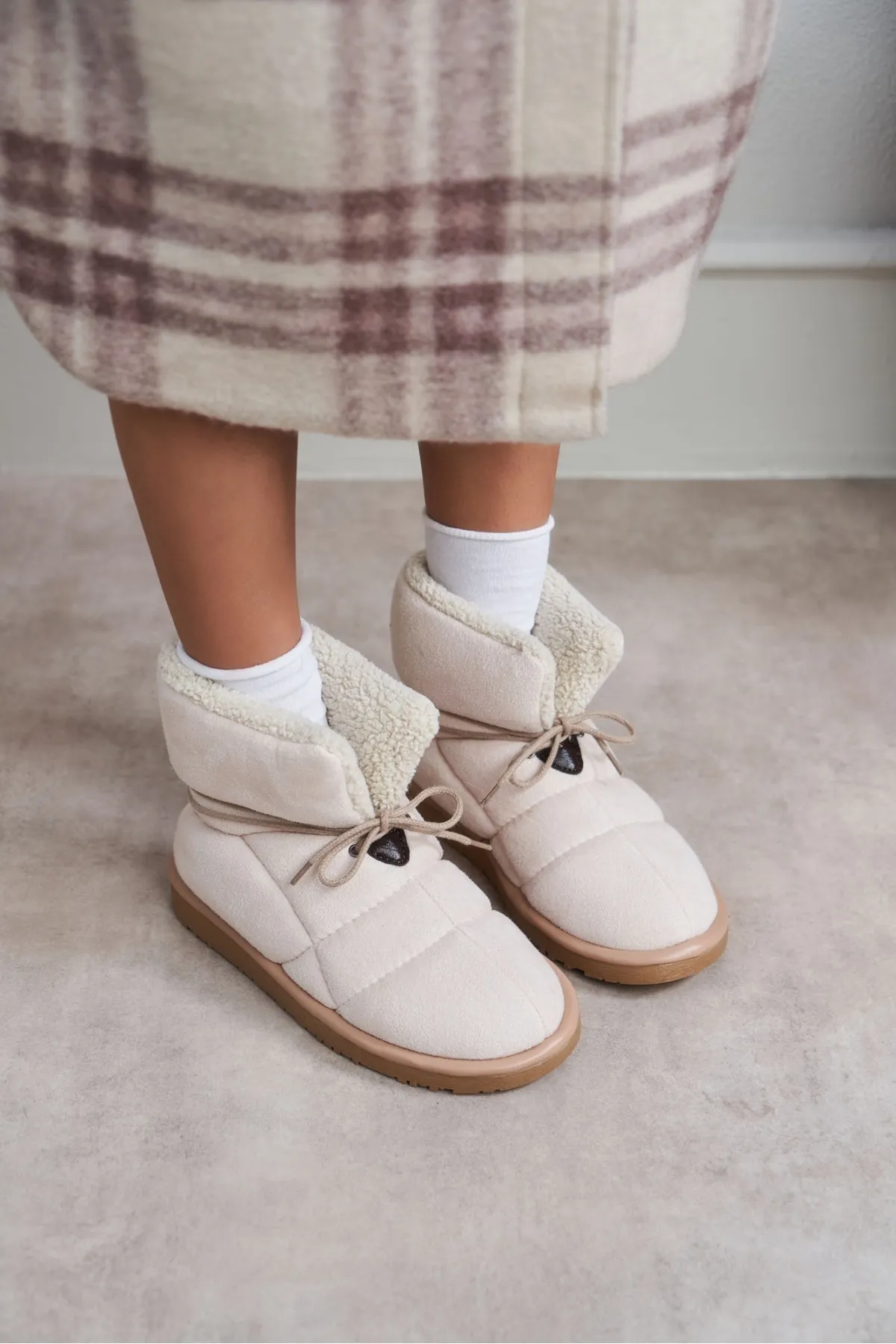 NİŞANTAŞI SHOES  Lilia Beige Wildleder-Fellgefütterte Damenstiefel mit flacher Sohle