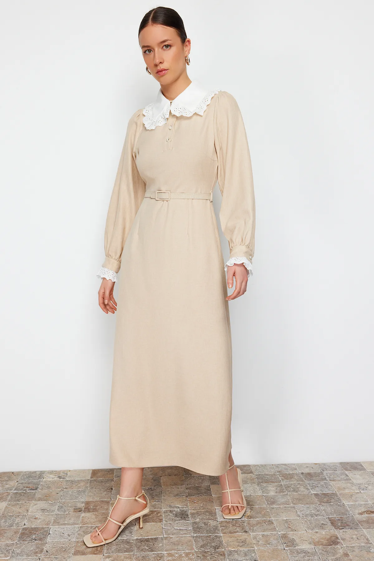Trendyol Modest  Beigefarbenes, gewebtes Kleid in A-Linie mit Kragen und Ärmeln und Spitze TCTSS24EB00170