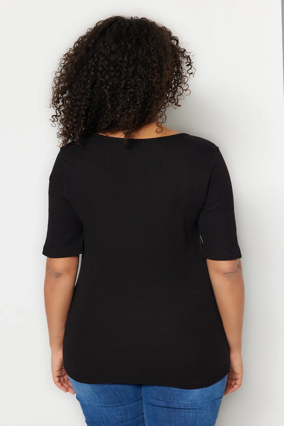 Trendyol Curve  Schwarzes Strick-T-Shirt mit quadratischem Kragen TBSSS22BF0027