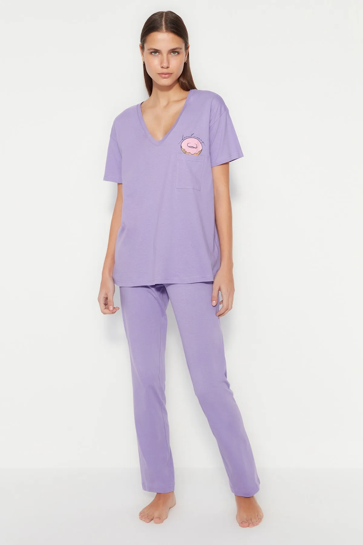 Trendyol Collection  Lilafarbenes, bedrucktes, weit geschnittenes T-Shirt-Hosen-Pyjama-Set aus 100 % Baumwolle mit Taschendetail