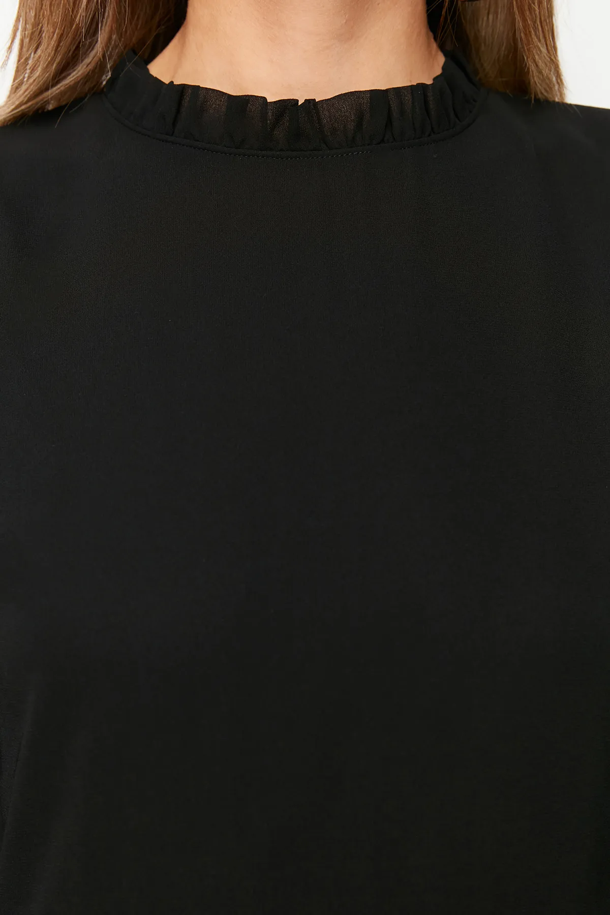 Trendyol Collection  Schwarzes A-Linien-Minikleid mit Rüschendetail und Stehkragen aus Chiffon mit Futter TWOAW24EL00722