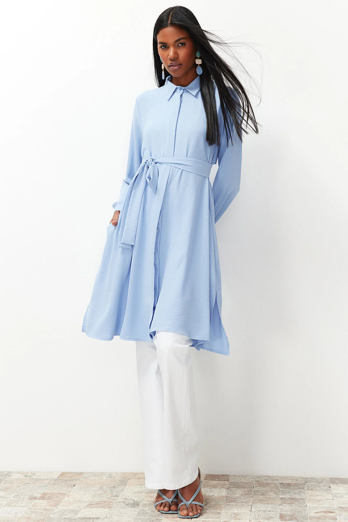 Trendyol Modest  Hellblaues, lang gewebtes Aerobin-Hemd TCTSS24TG00062