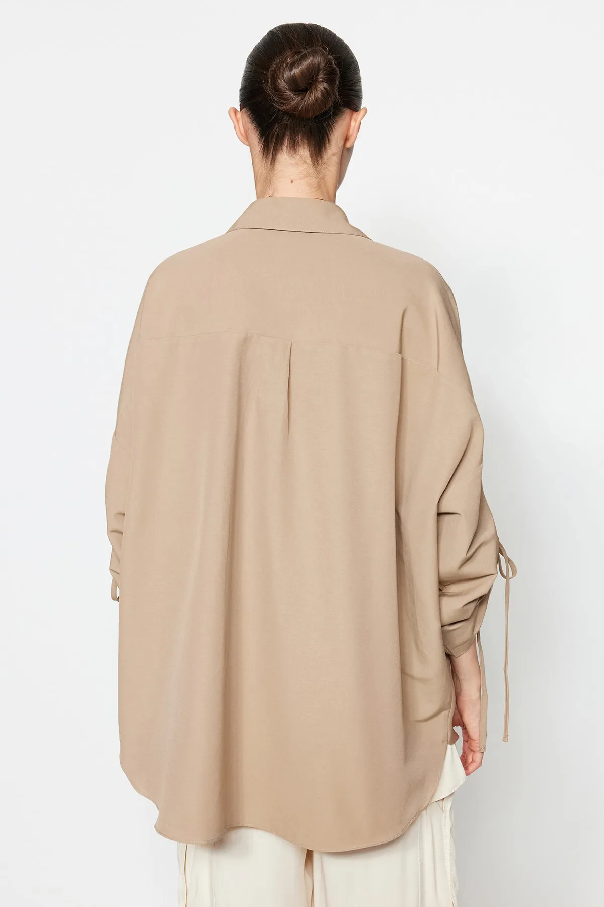 Trendyol Modest  Gewebtes Baumwollhemd mit steinfarbenen Ärmeln, verstellbarem Kordelzug und Detail TCTSS23TG00011