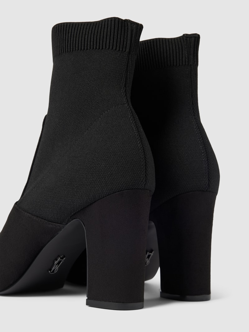 Stiefeletten mit elastischem Schaft und Blockabsatz in schwarz