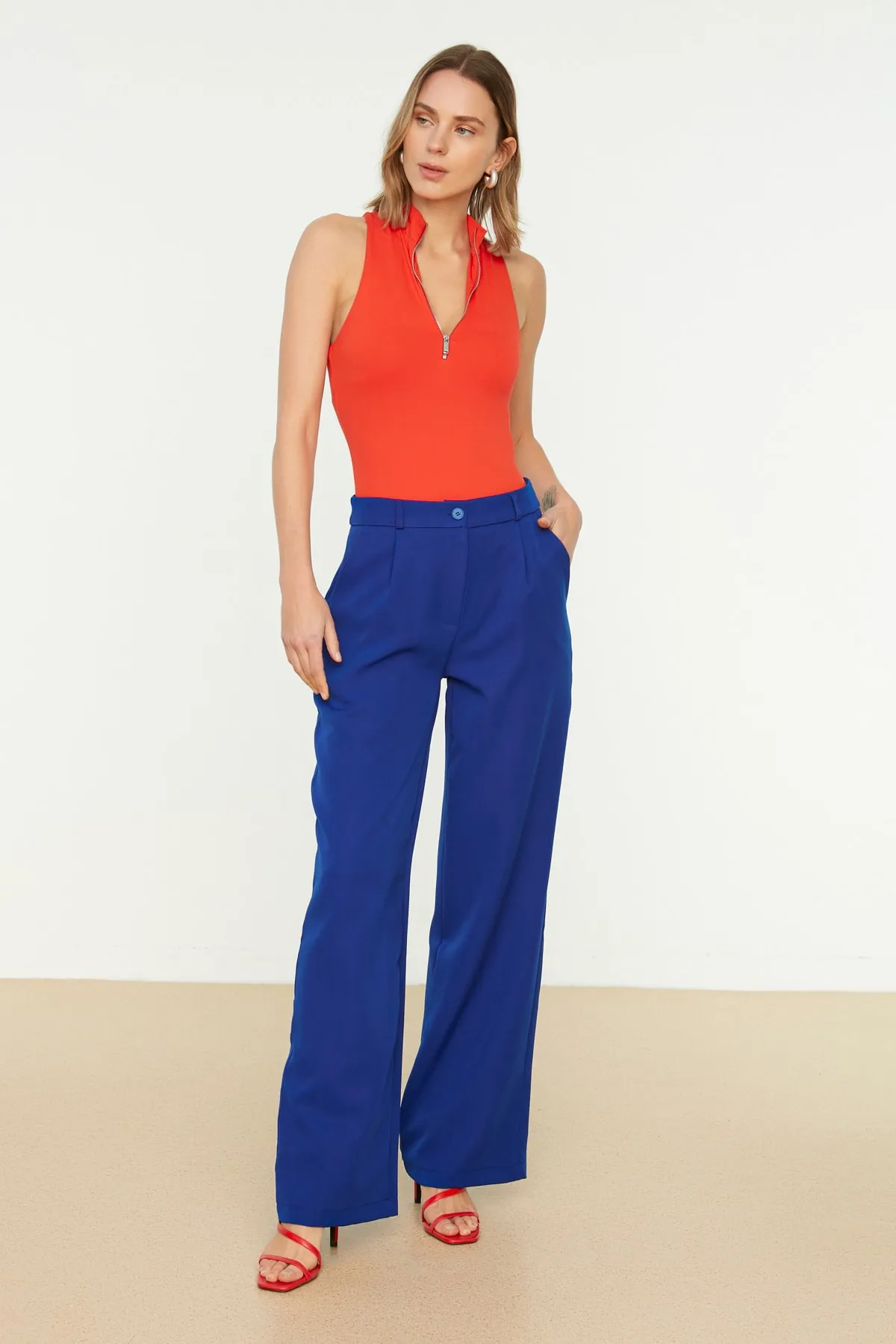 Trendyol Collection  Blaue, gewebte Hose mit hoher Taille und weitem Bein/Plissee mit weitem Bein TWOAW21PL0076