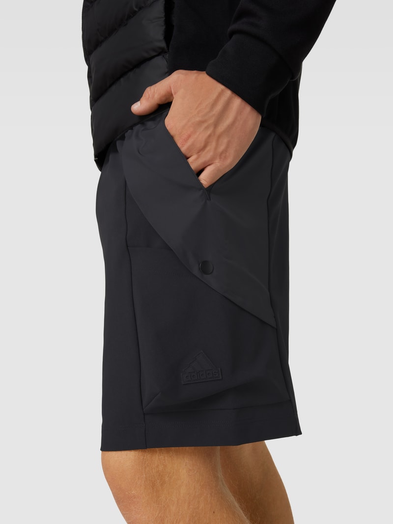 Shorts mit seitlichen Eingrifftaschen in schwarz