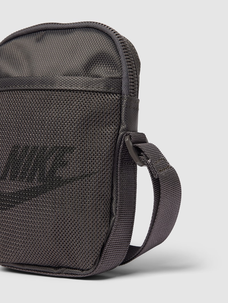 Crossbody Bag mit Label-Print in mittelgrau