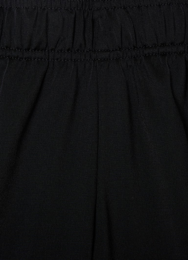 Adidas Straight fit -lyhyet verryttelyhousut, joissa on logobrodeeraus