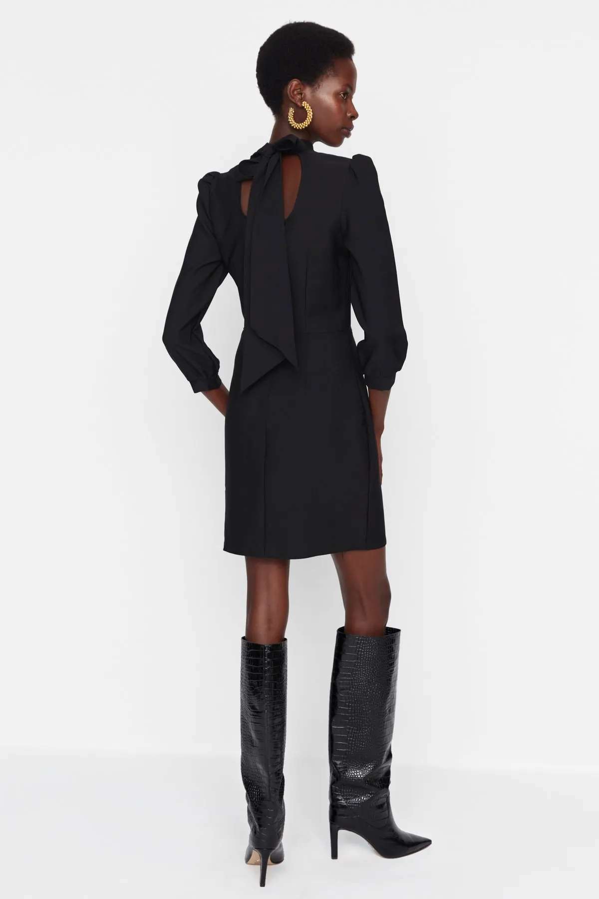 Trendyol Collection  Schwarzes Mini-Webkleid mit hohem Kragen TWOAW20EL1691