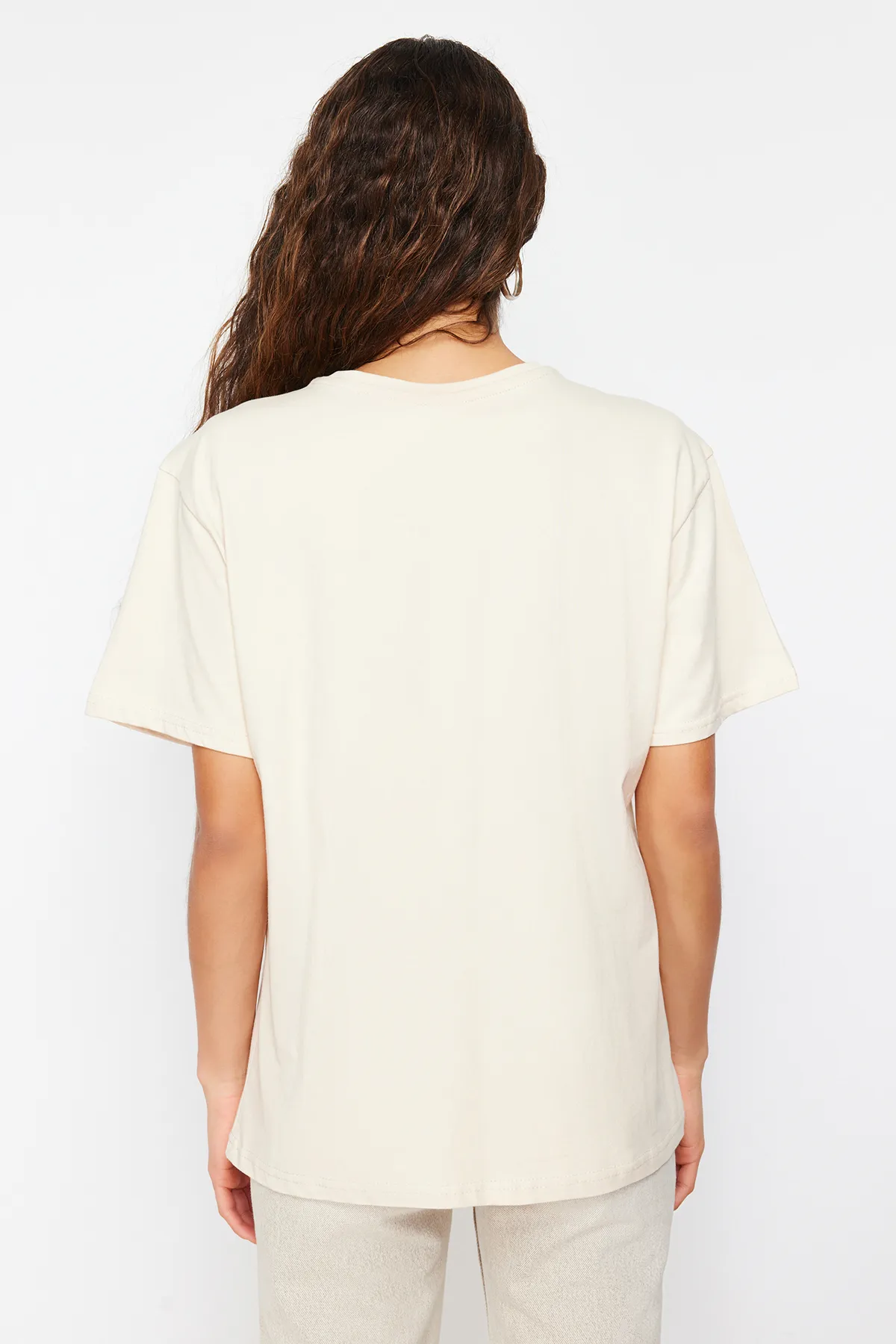 Trendyol Collection  Hochwertiges Stone-Strick-T-Shirt aus 100 % Baumwolle mit Print in Übergröße/weiter Passform und Rundhalsausschnitt TWOSS23TS00282