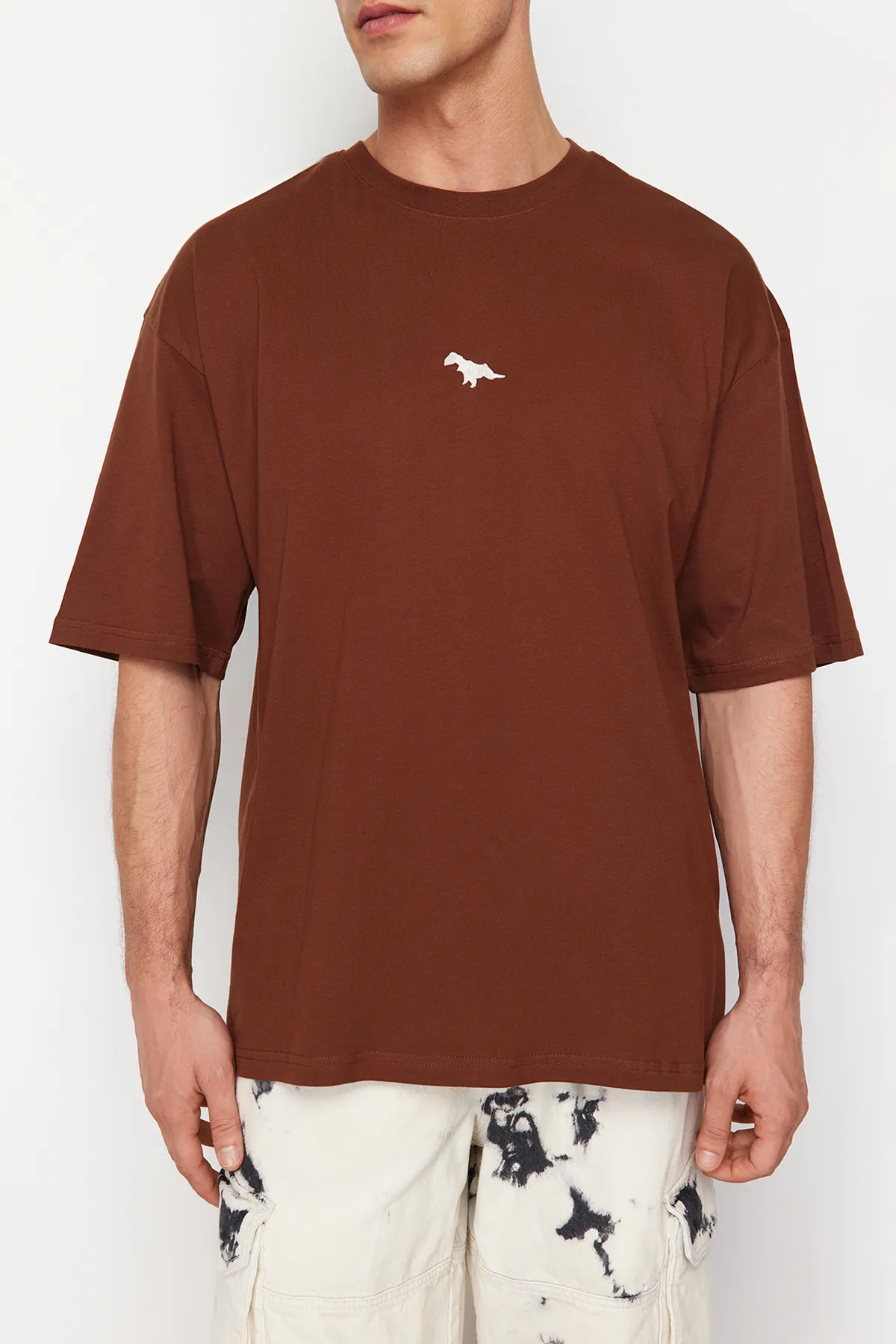 Trendyol Collection  Braunes, übergroßes/weit geschnittenes, mit Dinosauriern besticktes T-Shirt aus 100 % Baumwolle TMNSS23TS00243 TMNSS23TS00243