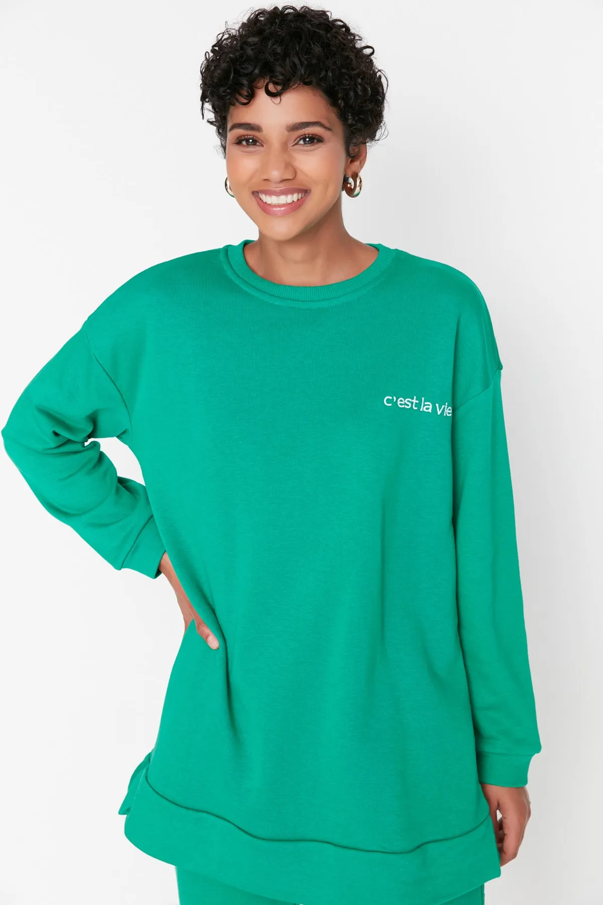 Trendyol Modest  Grünes, besticktes Basic-Strick-Trainingsanzug-Set mit Rundhalsausschnitt TCTAW23EN00001