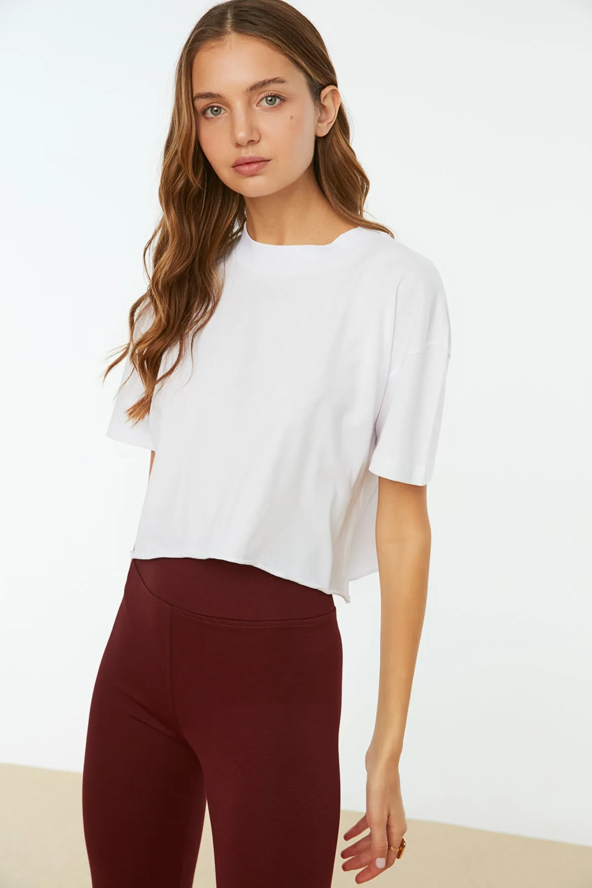 Trendyol Collection  Weißes, kurz geschnittenes Strick-T-Shirt aus 100 % Baumwolle mit Stehkragen TWOSS20TS0287