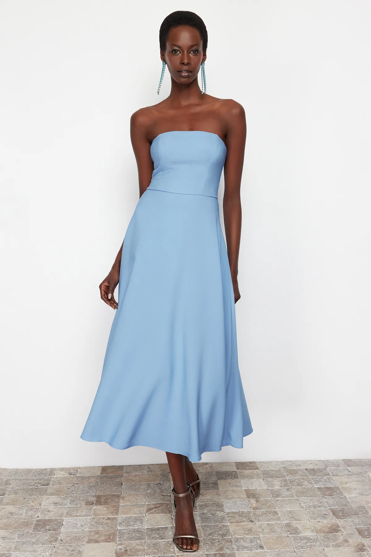 Trendyol Collection  Blaues Kleid mit Taillenöffnung/Skater-Webmuster TPRSS24EL00139