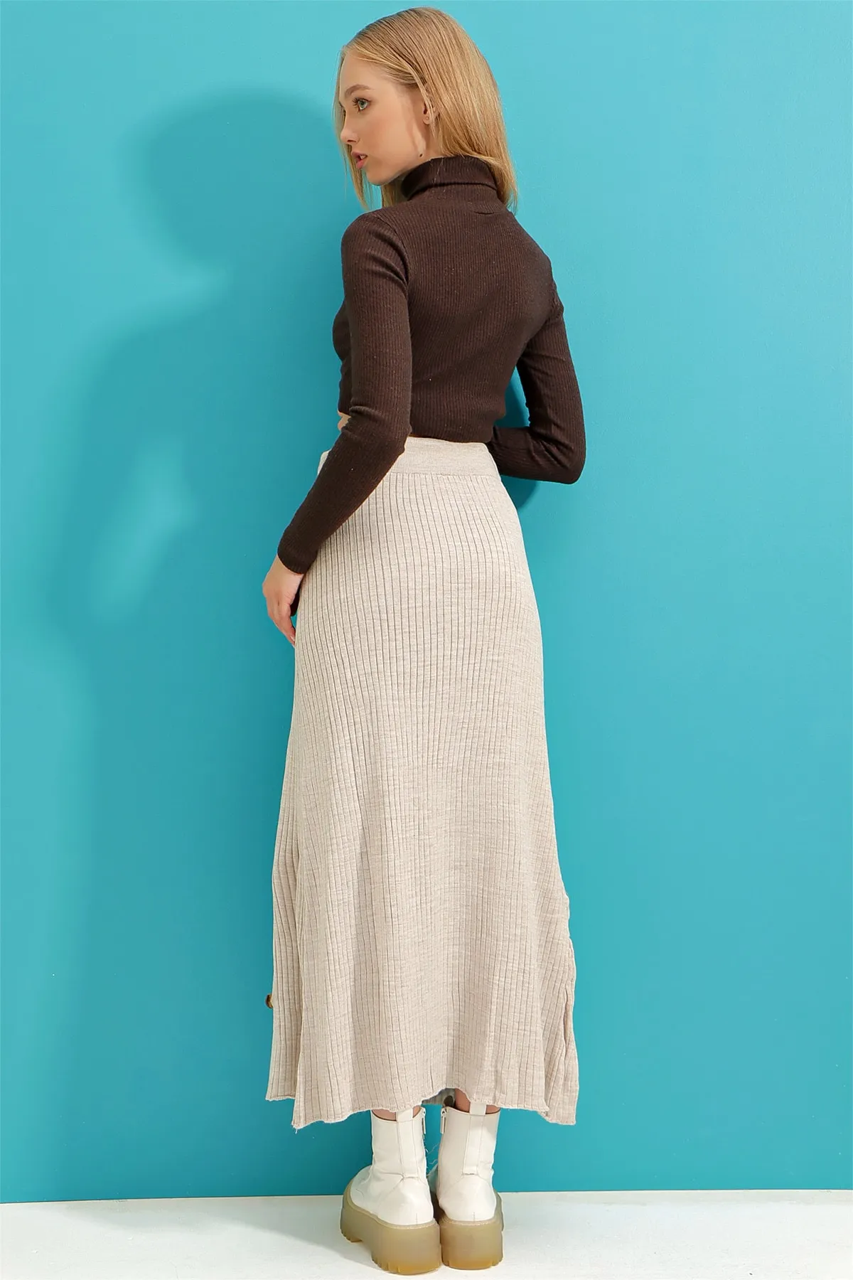 Trend Alaçatı Stili  Beigefarbener Strickrock mit Knopfleiste für Damen ALC-X9246
