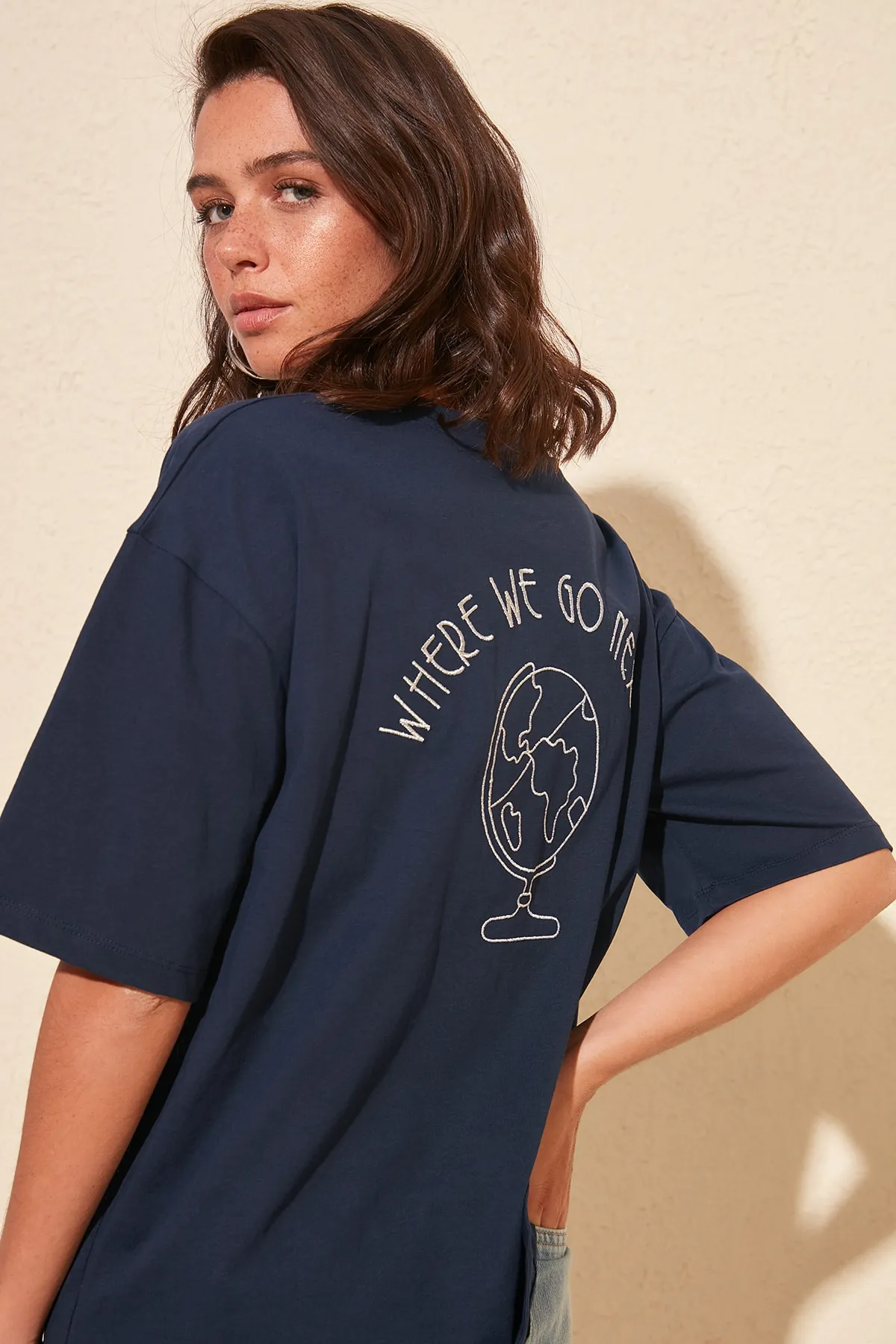 Trendyol Collection  Marineblaues Strick-T-Shirt aus 100 % Baumwolle mit Stickerei auf der Rückseite, entspannter/weiter, entspannter Schnitt und Rundhalsausschnitt TWOSS20TS0121