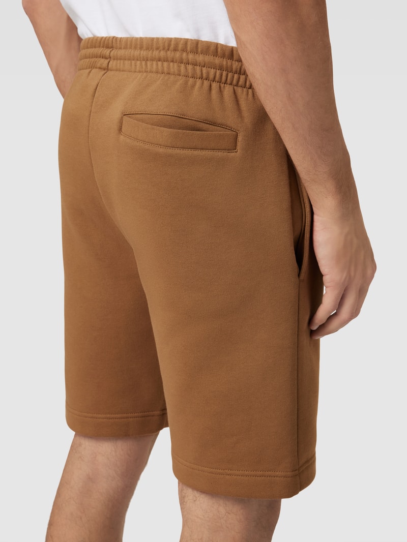 Sweatshorts mit Label-Applikation in camel