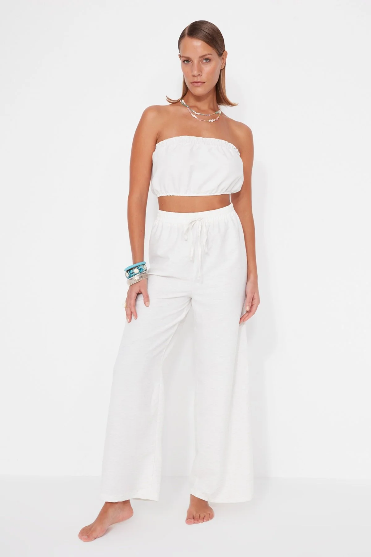 Trendyol Collection  Weißes gewebtes Blusen-Hosen-Set TBESS23AU00007