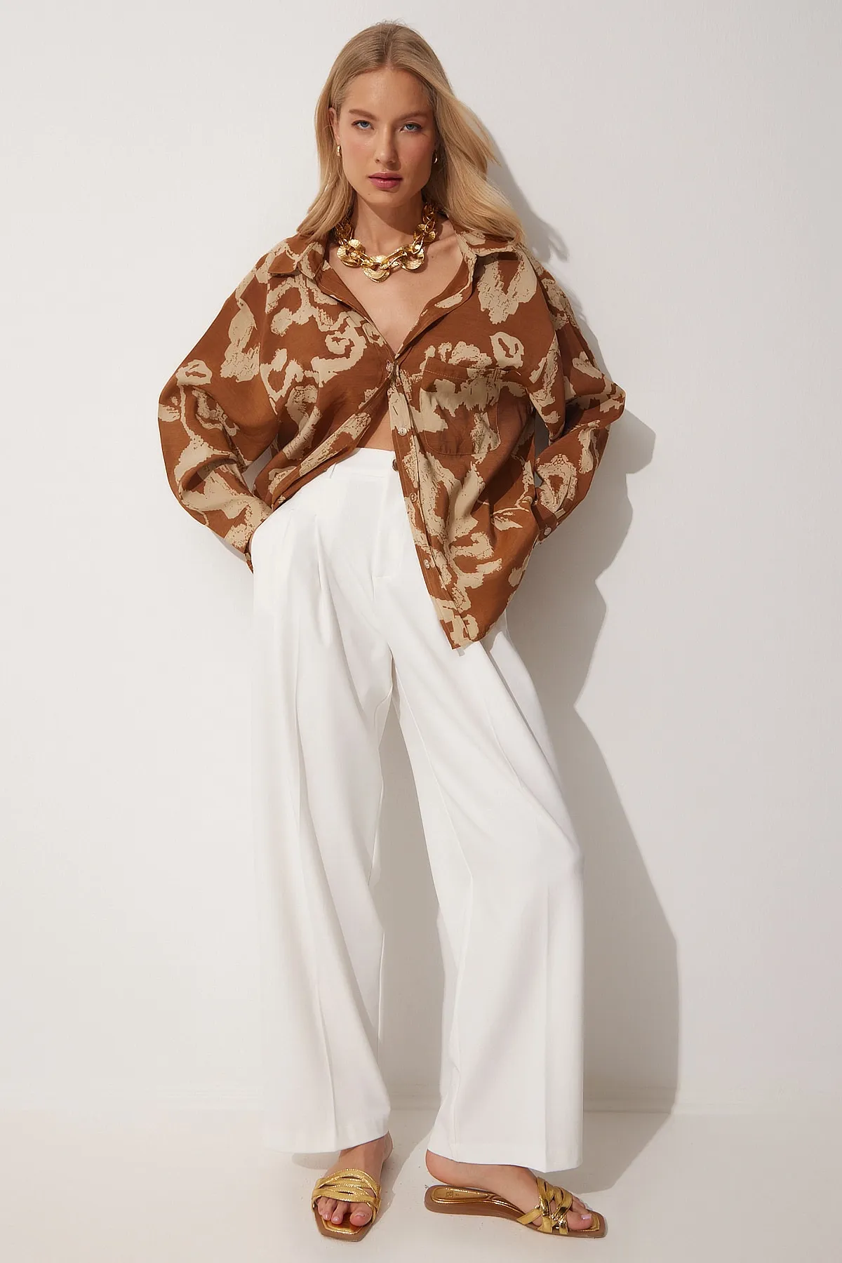 Happiness İstanbul  Braunes gemustertes Oversize-Hemd aus Baumwollsatin für Damen OH00044