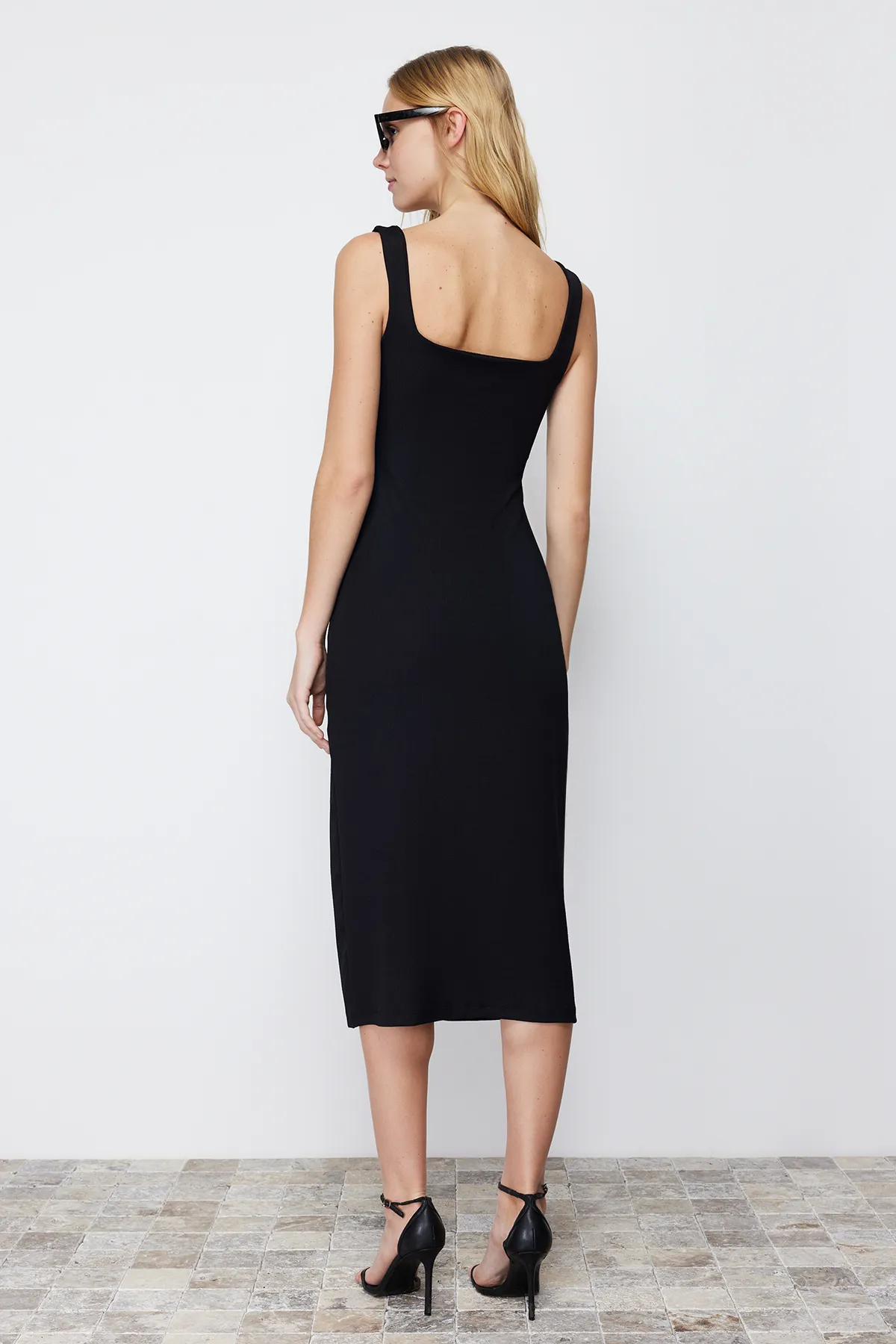 Trendyol Collection  Schwarzes, tailliertes, flexibles Midi-Bleistiftkleid aus Strick mit quadratischem Ausschnitt und Trägern TWOSS24EL00181