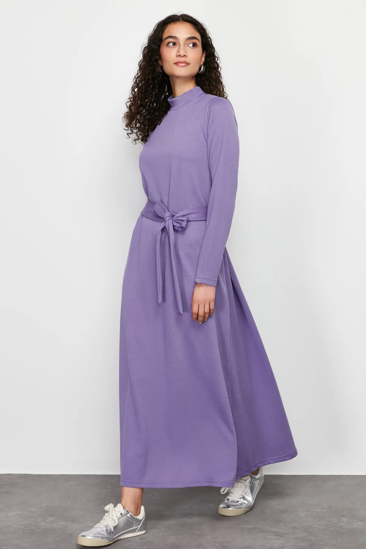 Trendyol Modest  Fliederfarbenes Strickkleid mit Stehkragen und geradem Gürtel TCTSS24EB00122