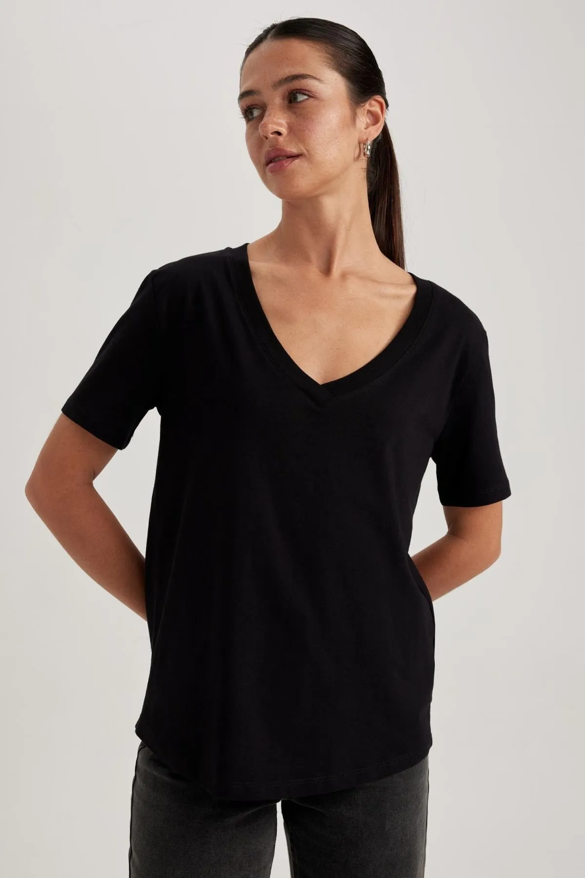 DeFacto  T-Shirt mit V-Ausschnitt und kurzen Ärmeln, 100 % Baumwolle, reguläre Passform, W9578az23sm