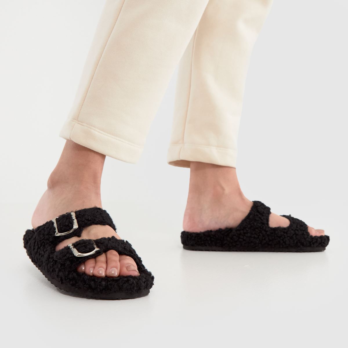 Schuh Haven – Svarta tofflor med borgspänne
