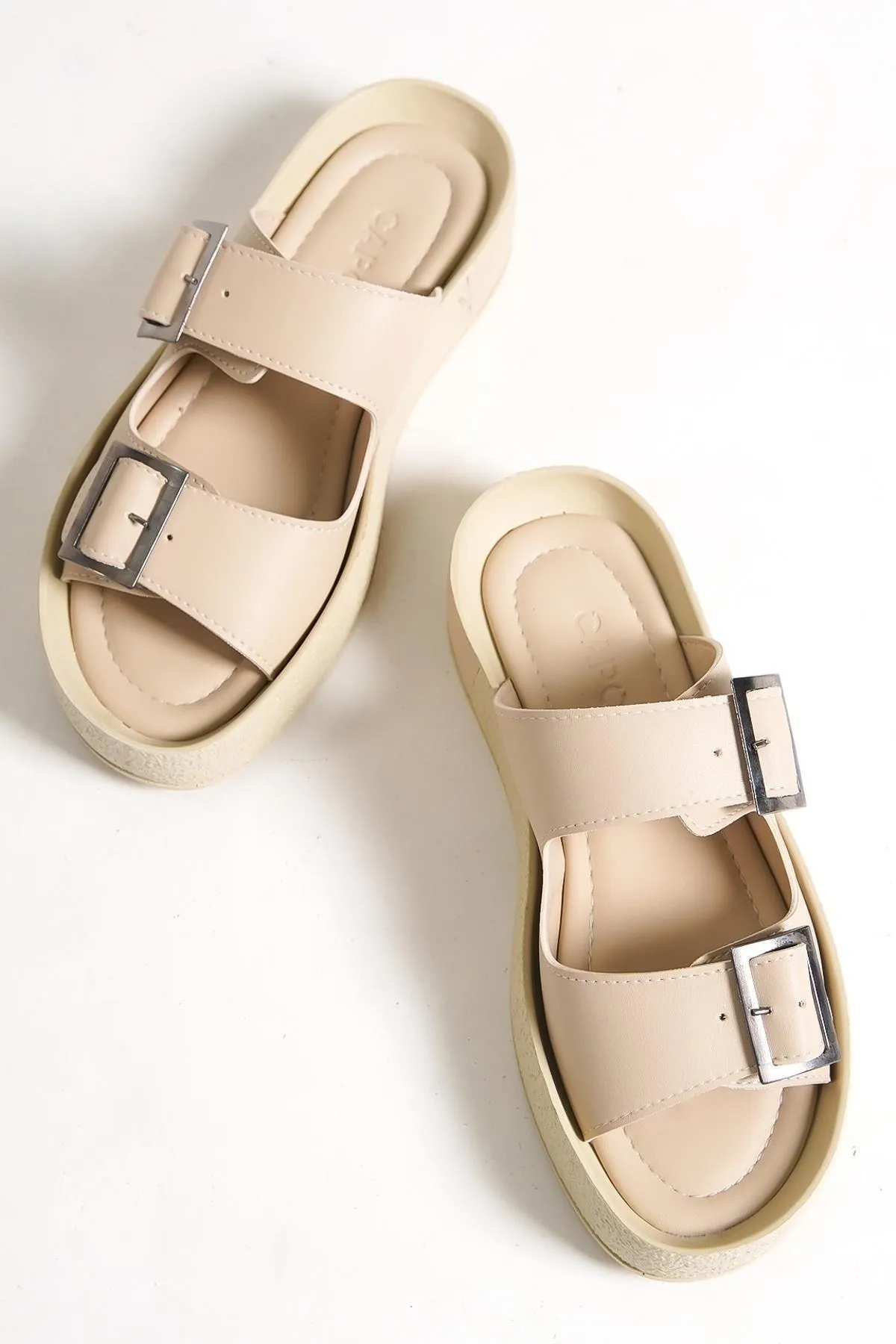 Capone Outfitters  Capone Damen-Hausschuhe mit doppelter Gürtelschnalle und Keilabsatz in Beige