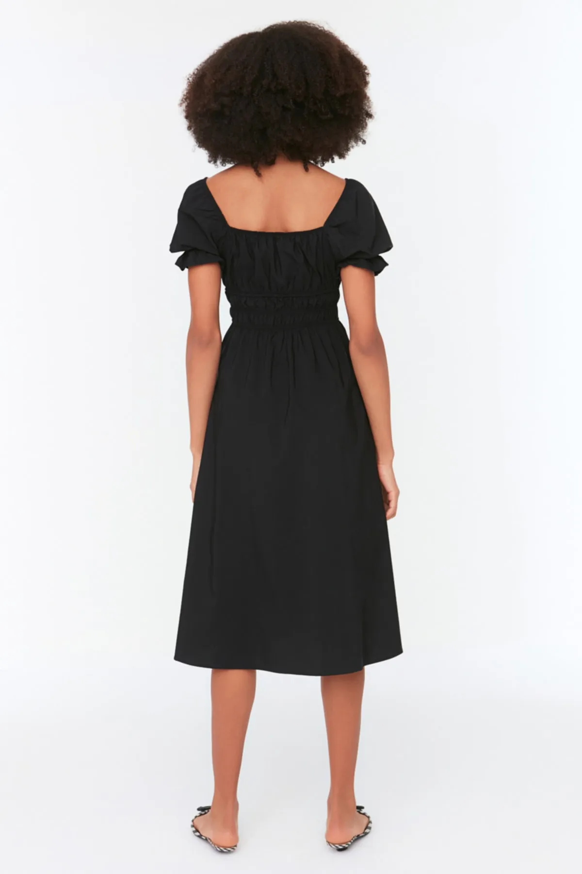 Trendyol Collection  Schwarzes Midi-Webkleid mit Ballonärmeln und Taillenöffnung TWOSS22EL1768