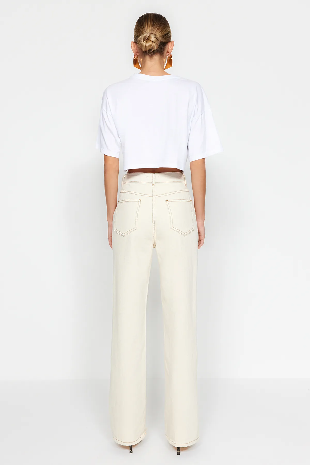 Trendyol Collection  Ecrufarbene Jeans mit hoher Taille und weitem Bein TWOAW24JE00274