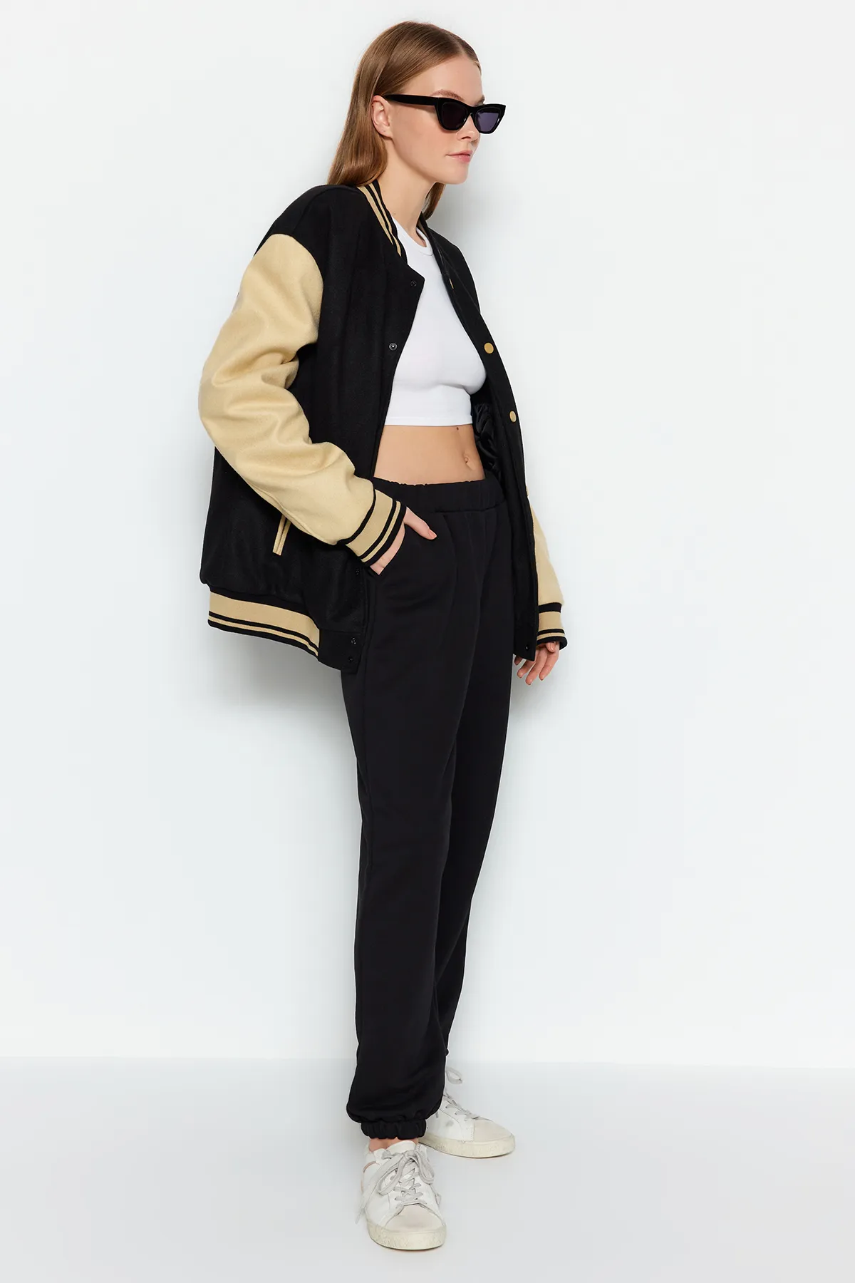 Trendyol Collection  Schwarze Balloon Jogger-Jogginghose aus dickem Strick TWOAW24EA00030