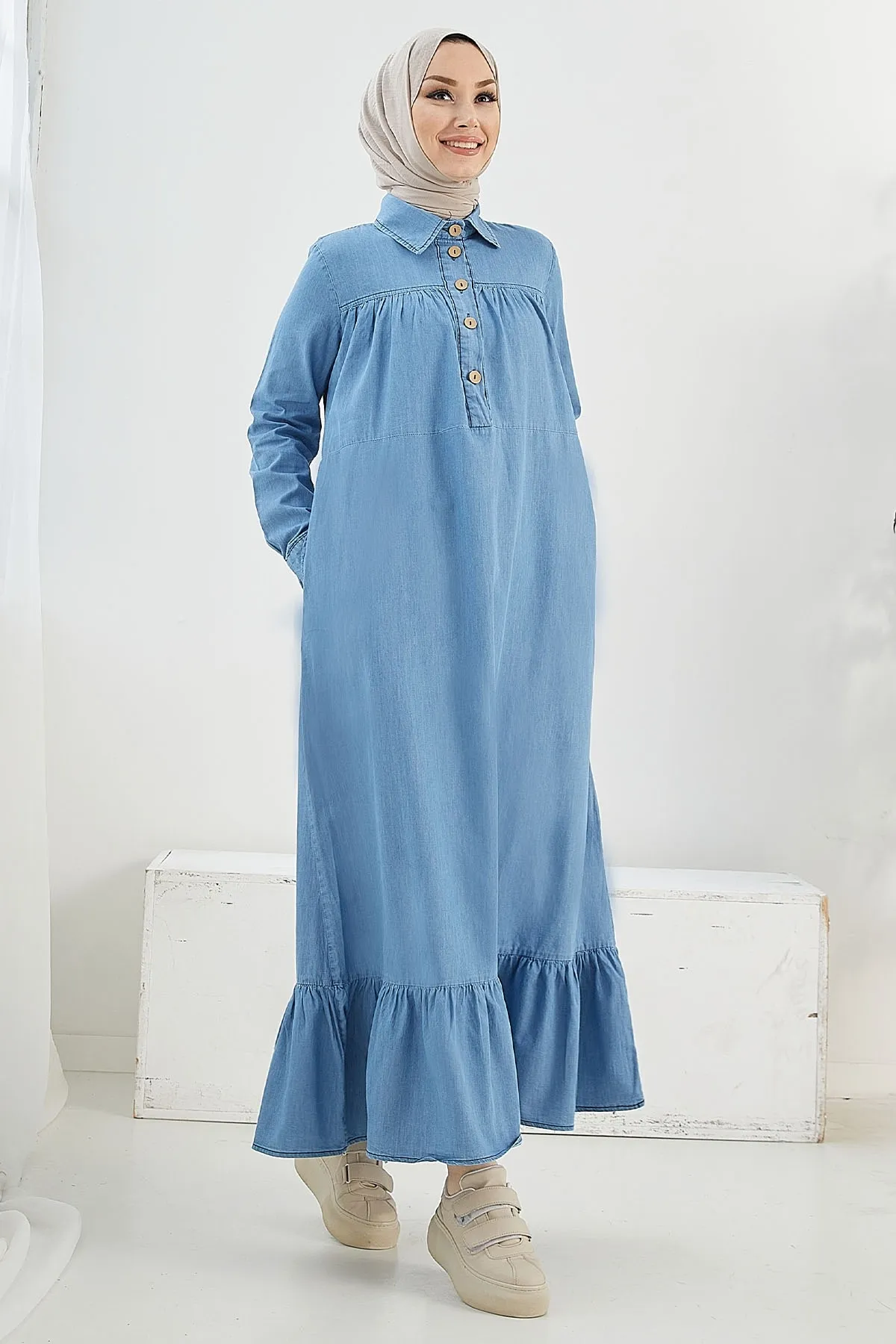 InStyle  Mandes Lockeres Jeanskleid mit Robe und Rüschen – Hellblau