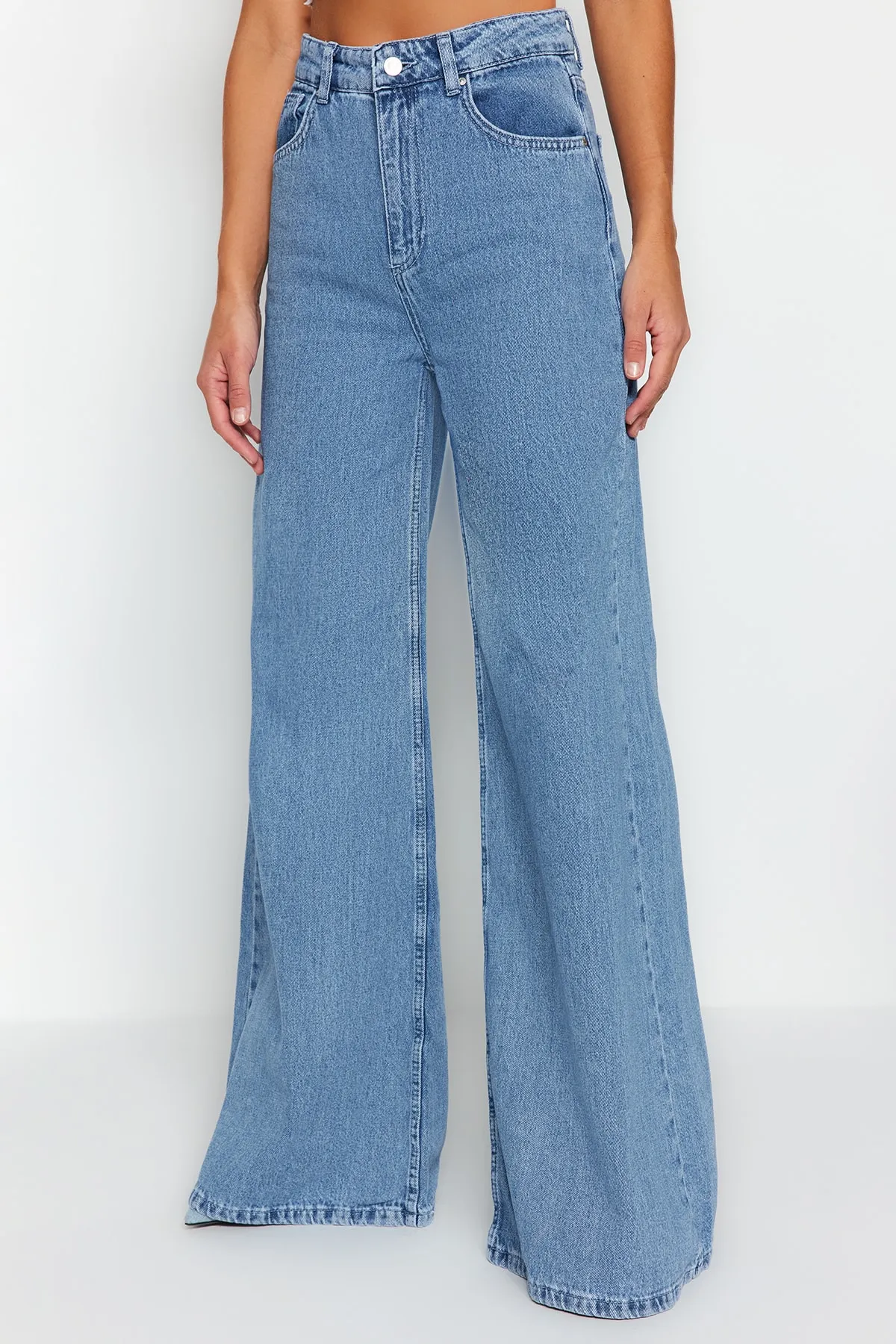 Trendyol Collection  Blaue, extra weite Jeans mit hoher Taille und weitem Bein TWOSS23JE00286