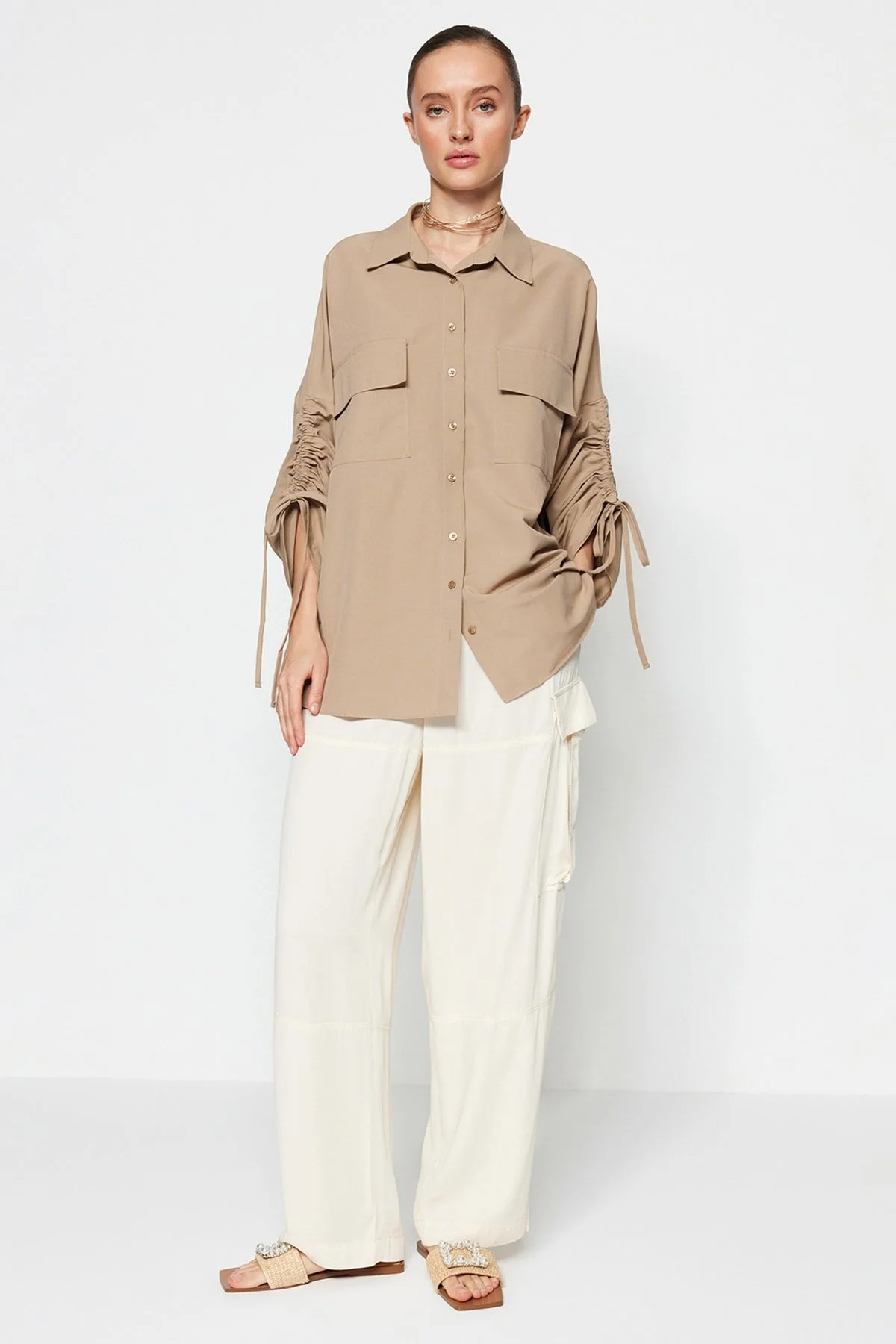 Trendyol Modest  Gewebtes Baumwollhemd mit steinfarbenen Ärmeln, verstellbarem Kordelzug und Detail TCTSS23TG00011