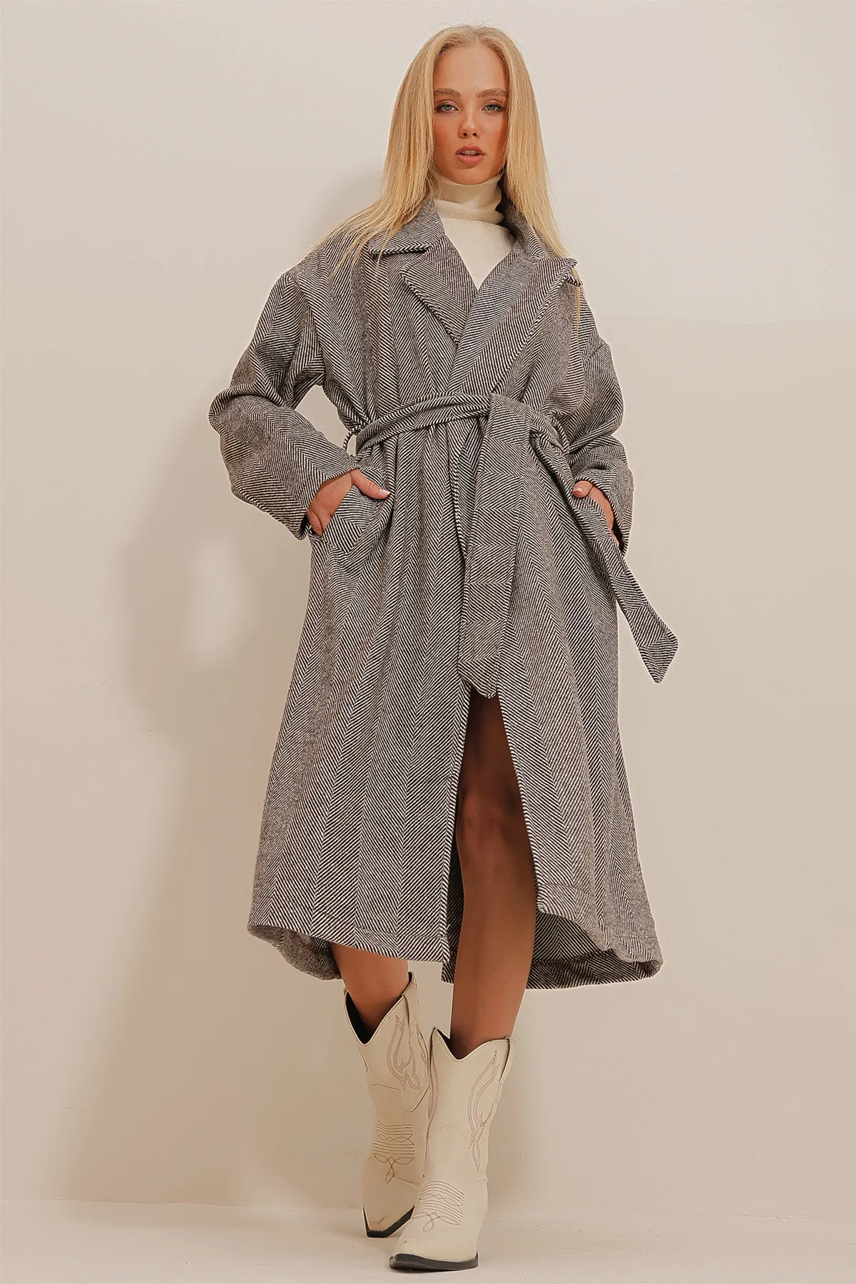 Trend Alaçatı Stili  Brauner zweireihiger Mantel für Damen mit Taillengürtel und Fischgrätmuster im Stempelmuster ALC-X10824