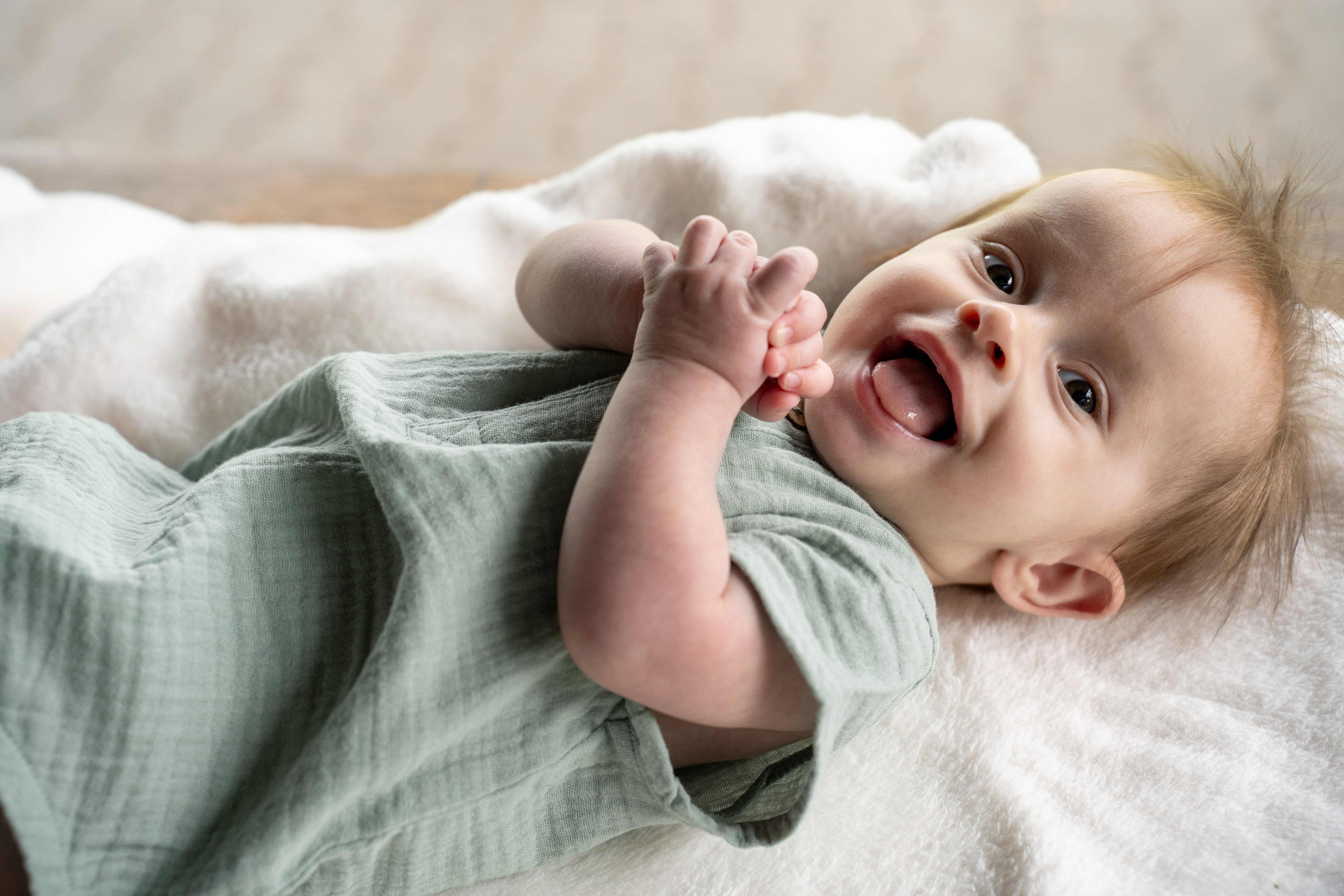 Baby Body Uni mit kurzen Ärmeln in steingrün